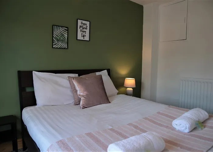 Cottenham - City Centre With Free Private Parking 2 Toilets 4 Bedroom Sleeps 8