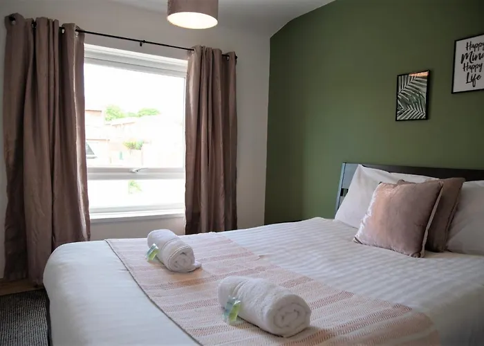 Cottenham - City Centre With Free Private Parking 2 Toilets 4 Bedroom Sleeps 8