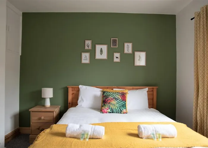 Cottenham - City Centre With Free Private Parking 2 Toilets 4 Bedroom Sleeps 8