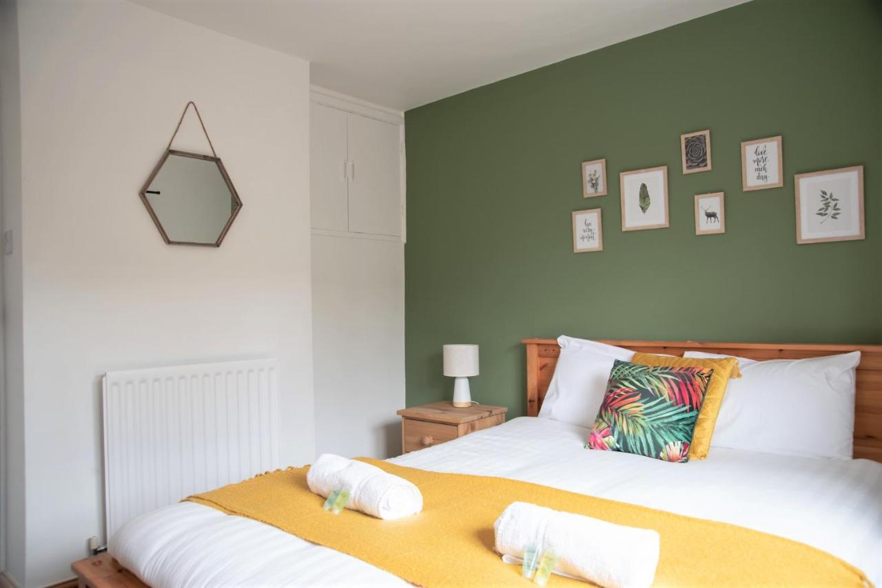 Cottenham - Centre With Free Private Parking 2 Toilets 4 Bedroom Sleeps 8 * Newcastle Upon Tyne